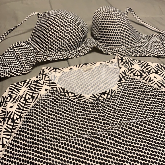 Old Navy Swim Top & Sun Shirt. Sz L Black & White - Picture 2 of 4